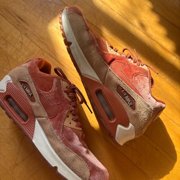 Nike Air Max 90 LX in dusty peach + beige - Picture 2 of 9
